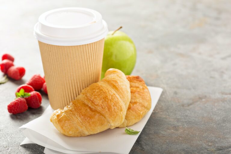 Café pour accompagner des croissants