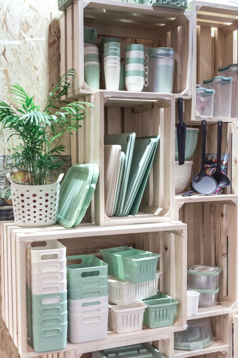 Organisation du rangement et de l'espace domestique dans un style loft. Boîtes de rangement sur étagères