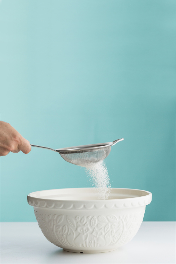 The Mason Cash In the Forest Cream Mixing Bowl is perfect for bread, cake, cookie, pastry and pudding mixes. Care & Use: Microwave and Dishwasher Safe