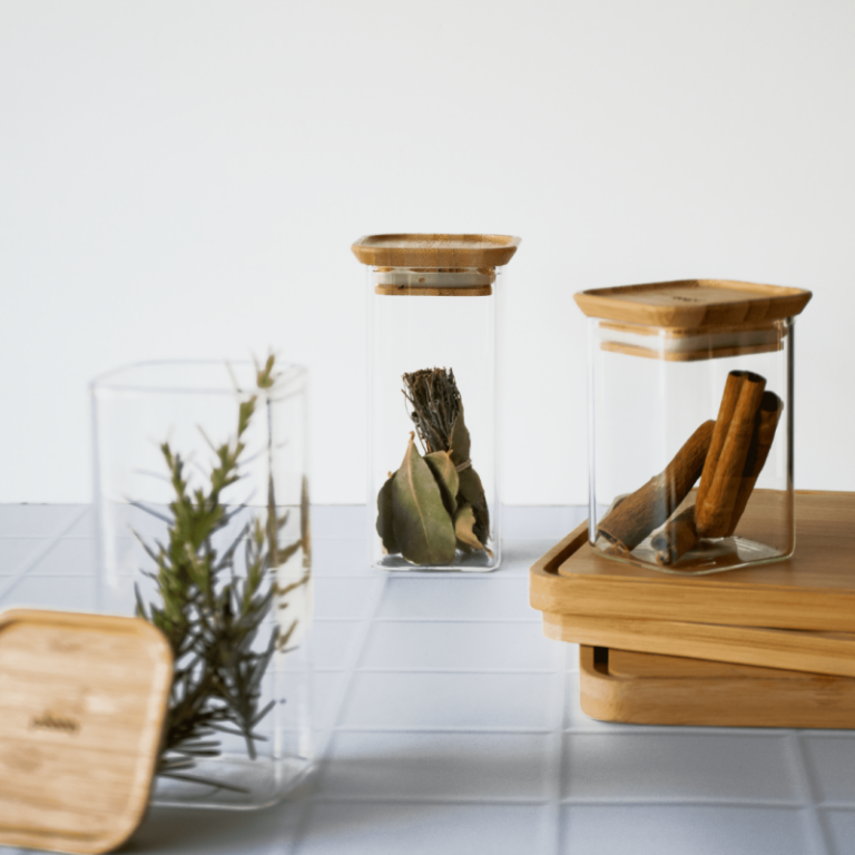 Our range of glass storage containers will be your ally for optimal storage on a daily basis. Enables to store food longer and reduce food waste. This set of two square cannisters with bamboo lid store in the freshness and the transparent borosilicate glass allows you to view the contents with ease.