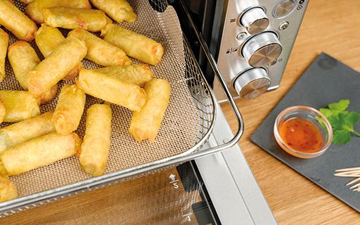 These rectangular air fryer liners effectively keep food residue away from the air fryer for easy cleaning, saving time and energy. They are coated with a high-quality Teflon® non-stick coating and are heat resistant up to 260°C