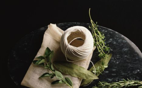 Majestic Chef Regency Wraps 100% natural cotton Spice Bags. Simply enclose herbs and spices in the bag, pull the strings, tie and put it in the pot. Use to flavor soup, stew, stock and sauces. Comes with 4 drawstring bags.